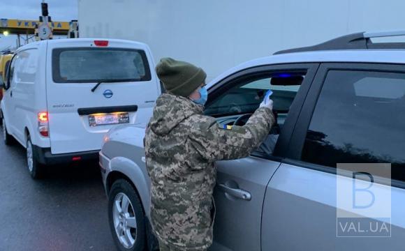 На кордоні у «Нових Яриловичах» перевіряють температуру у людей, які в’їжджають в Україну