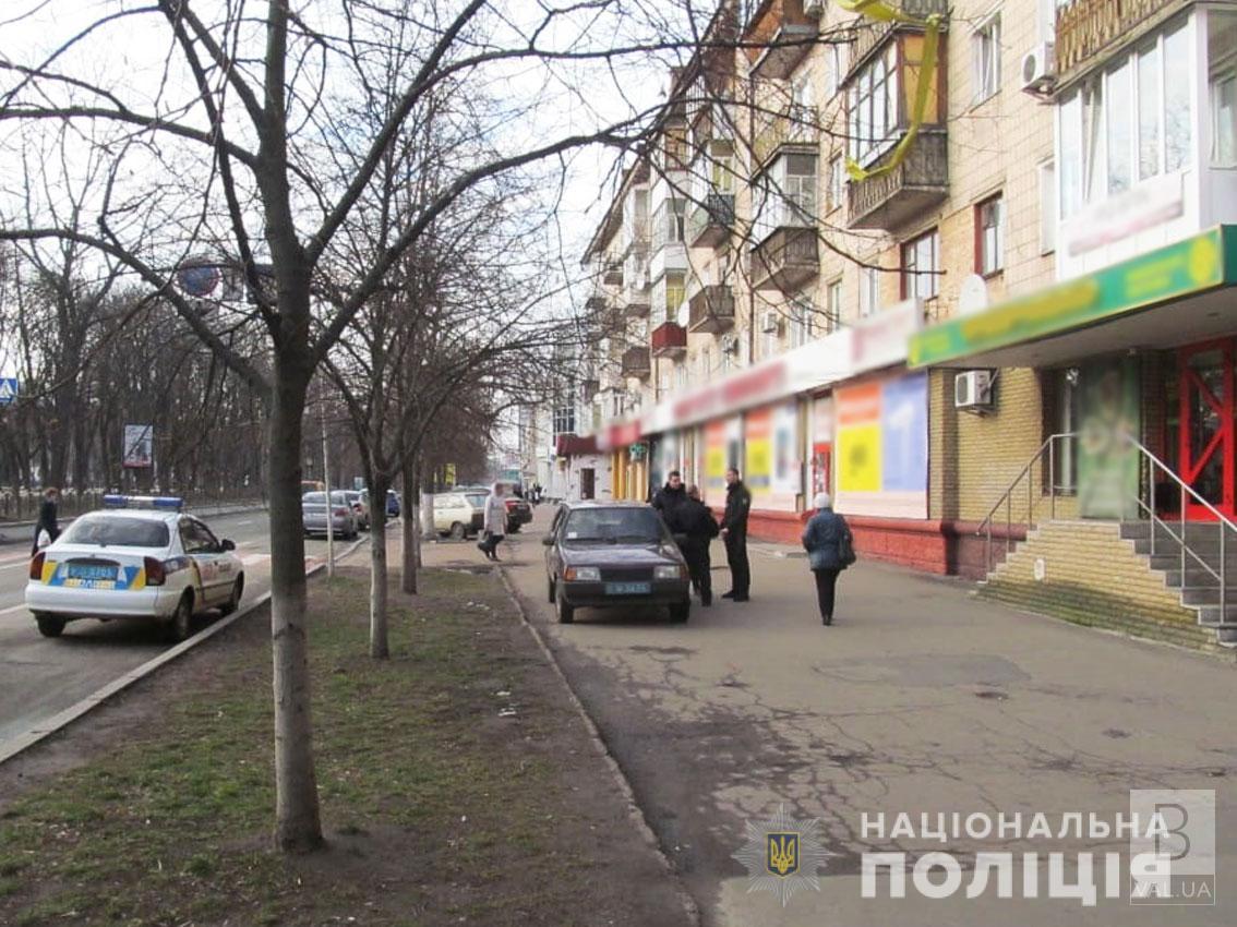 В Чернигове посреди белого дня ограбили ювелирный магазин. ФОТО