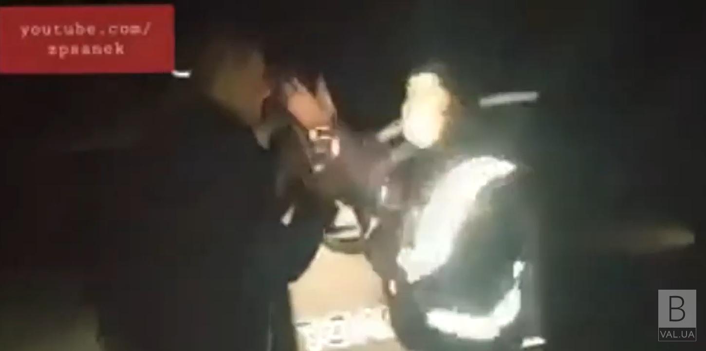 На Менщині пасажири автівки побилися з поліцейськими ВІДЕО