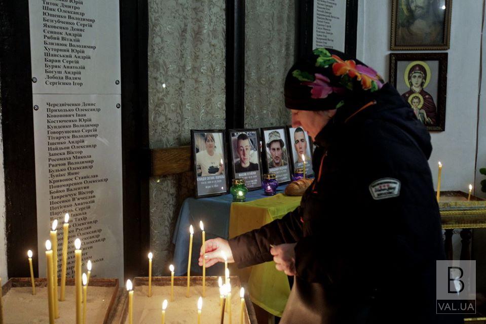 У Чернігові вшанували пам'ять героїв, загиблих у боях за незалежність України. ФОТО