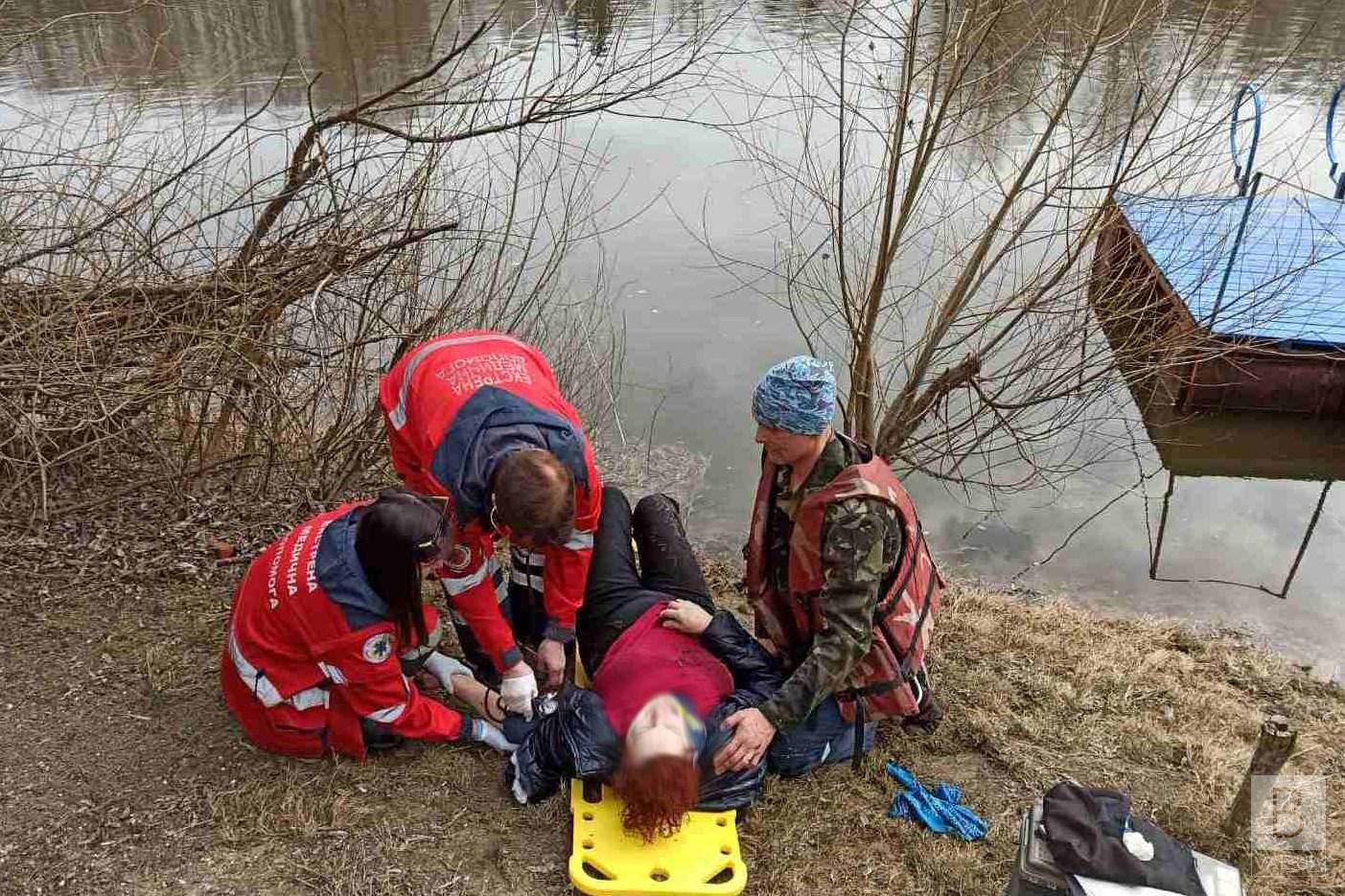 У Чернігові врятували жінку, яка впала з пішохідного мосту. ФОТО