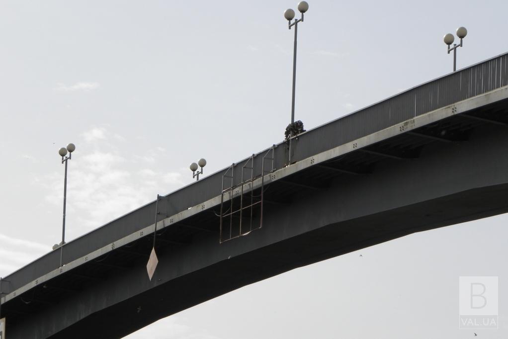 У Чернігові жінка намагалася стрибнути з пішохідного мосту в Десну