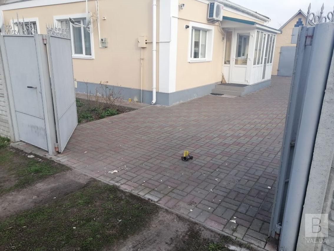 Взрыв во дворе жилого дома вблизи Прилук: полиция разыскивает виновных. ФОТО