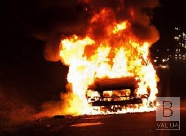 На Захисників України підпалили мікроавтобус