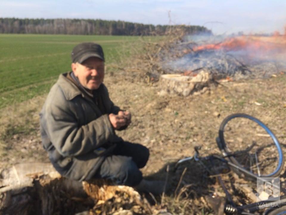 За выжигание сухой травы в Чернигове и области в течение недели оштрафовали 10 граждан. ФОТО