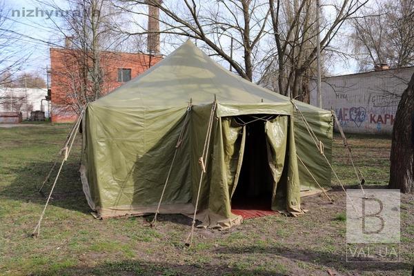 В Нежине возле инфекционного отделения установили палатку