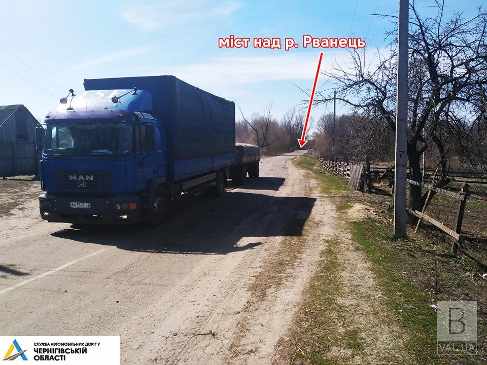 В Новгород-Сіверському районі водії вантажівок ігнорують заборону на проїзд по аварійному мосту. ФОТО