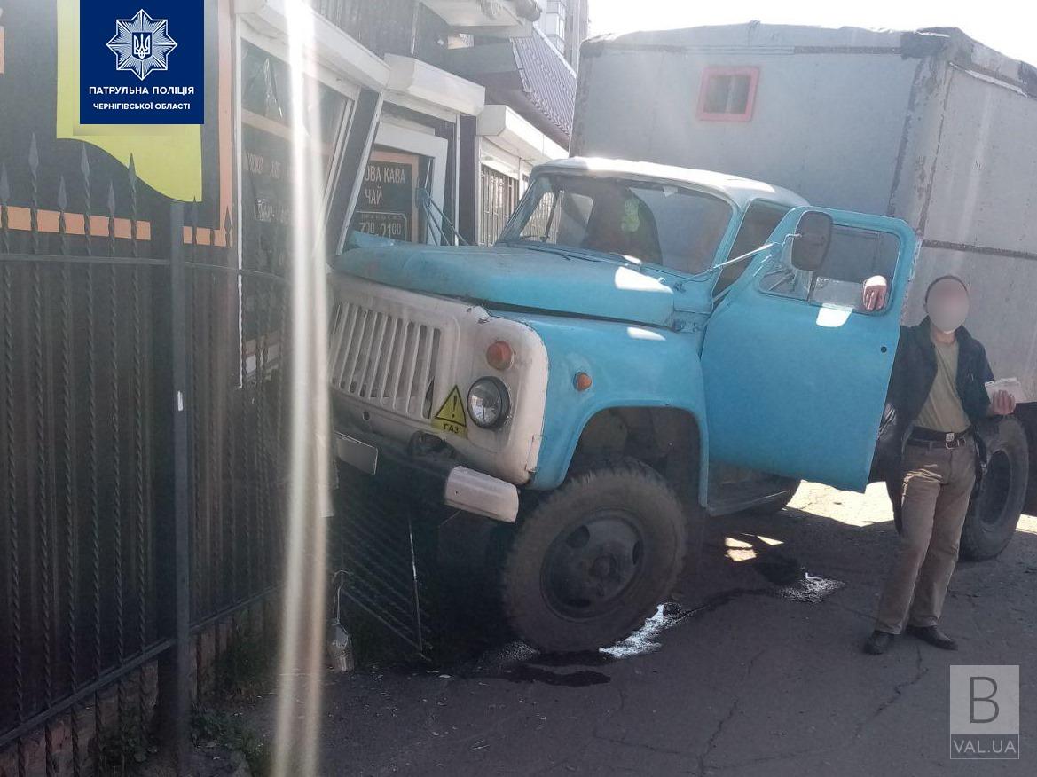 У Чернігові п’яний водій вантажівки влетів в кіоск. ФОТО