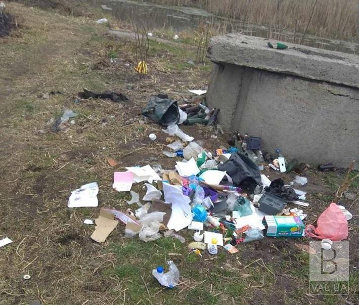 26-річній ніжинці загрожує штраф за викинуте на березі річки сміття. ФОТО