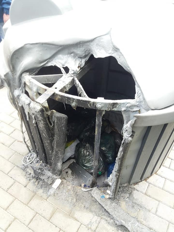 Черниговские вандалы добрались до мусорных контейнеров. ФОТОфакт