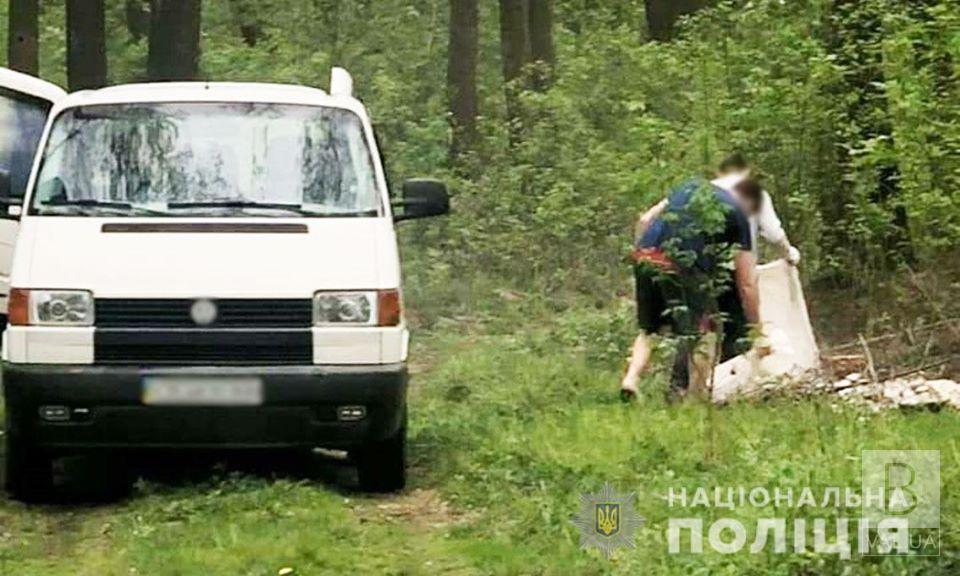 Чернігівські поліцейські притягнули до відповідальності чоловіка, що викинув будівельне сміття в лісі