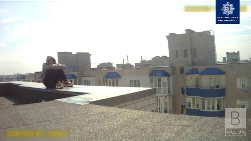 Хотів стрибнути з даху: патрульні врятували життя 18-річному юнакові ВІДЕО