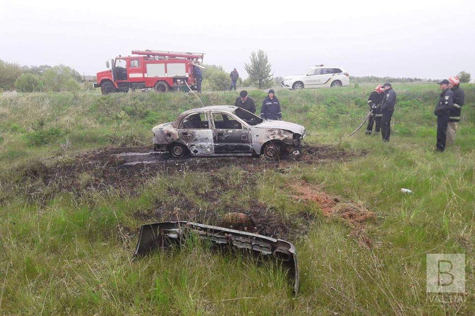Смертельна ДТП у Новгород-Сіверському районі: водій згорів разом із автівкою. ФОТО