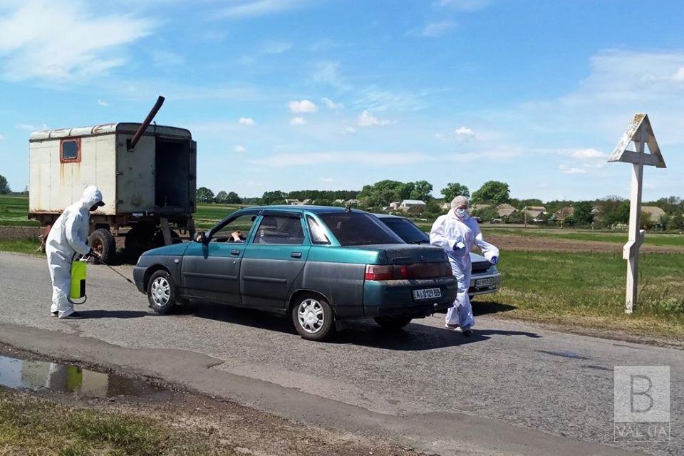 Спасатели Черниговщины проводят дезинфекцию транспортных средств на КПП. ФОТО