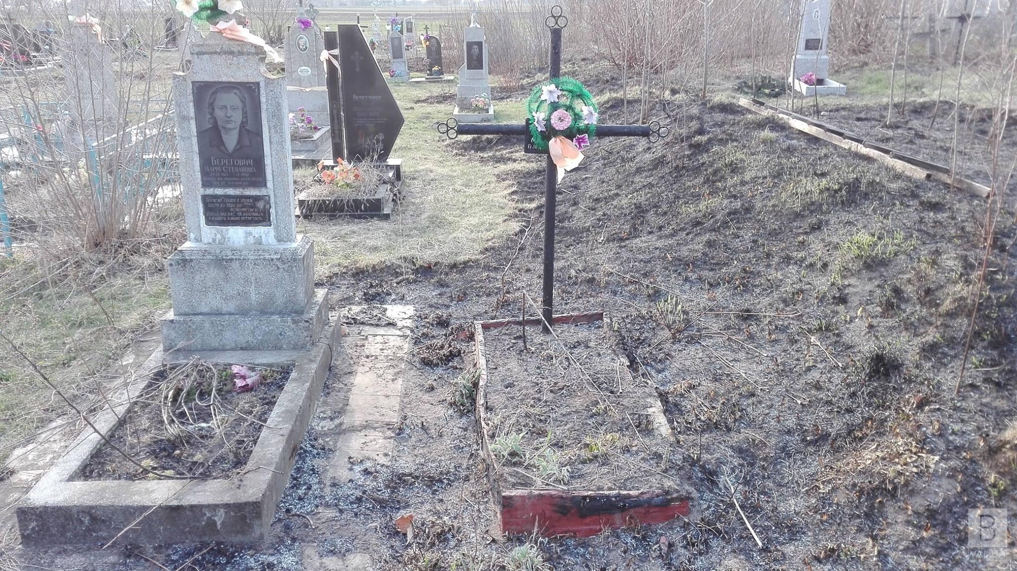 На Чернігівщині діти розважалися на кладовищі і зламали хрест 