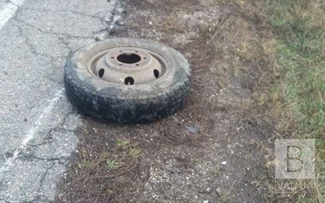 В Новгород-Северском районе у автомобиля во время движения открутилось колесо и травмировало человека