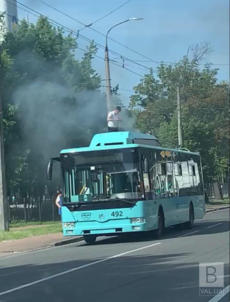 Неподалік «політеху» загорівся тролейбус. ФОТОфакт