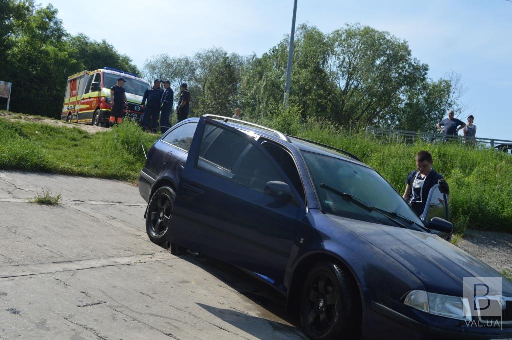 Чернігівські рятувальники витягли автівку зі Стрижня. ФОТО