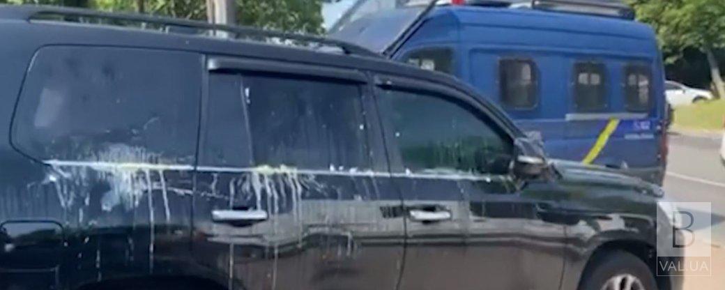 У Чернігові автомобіль Рабіновича закидали яйцями. Поліція затримала близько 10 людей 