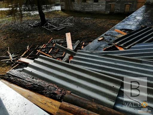 На Корюковщине сильный ветер повредил крыши домов
