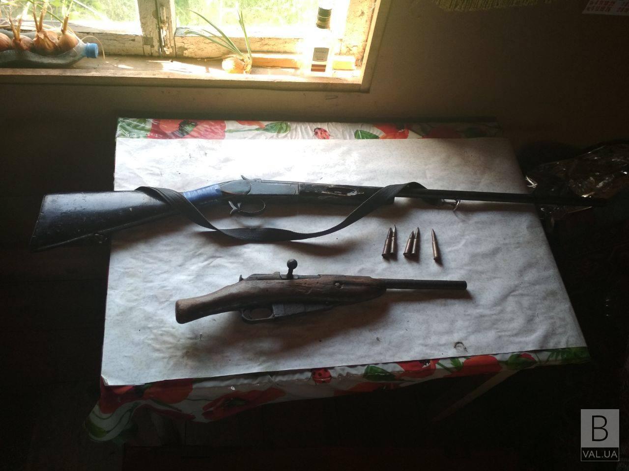 На Менщині чоловік в гаражі зберігав зброю. ФОТО