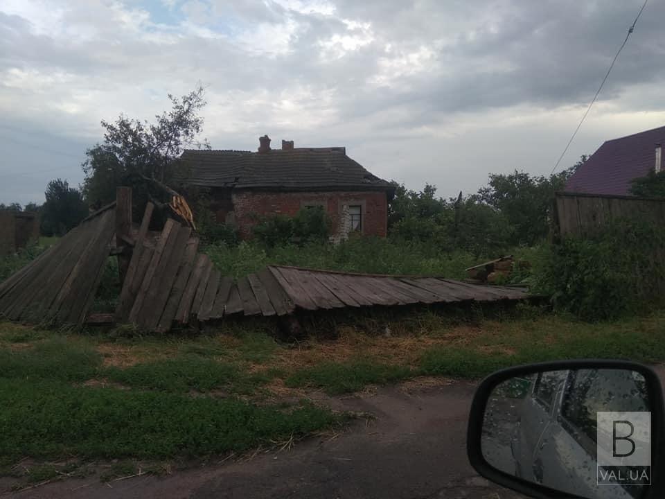 В селе Ковпыта ветер повредил крыши в 20 зданиях. Местные объединяются для помощи пострадавшим. ФОТО