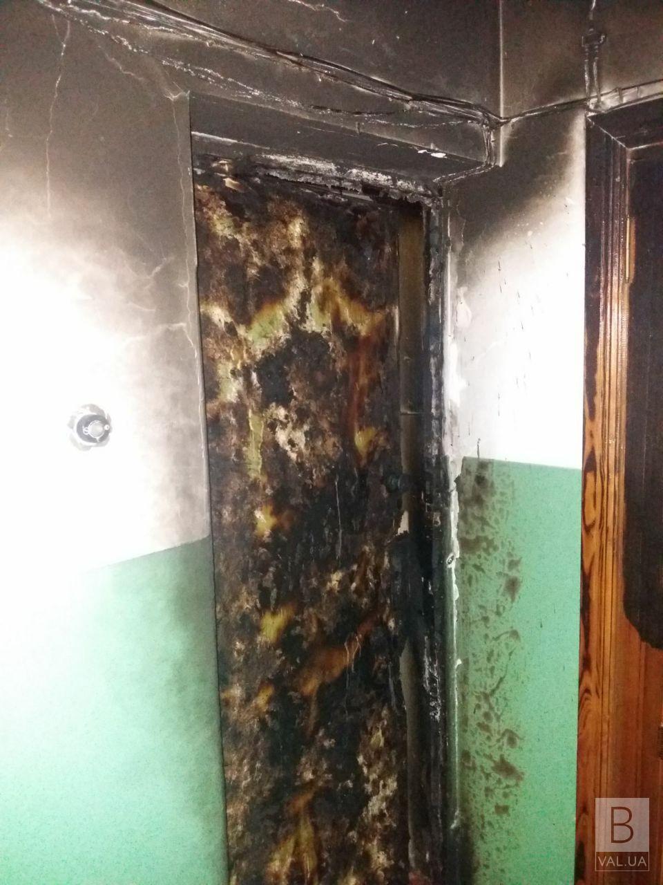 На П'ятницькій невідомі підпалили двері квартири у багатоповерхівці. ФОТО