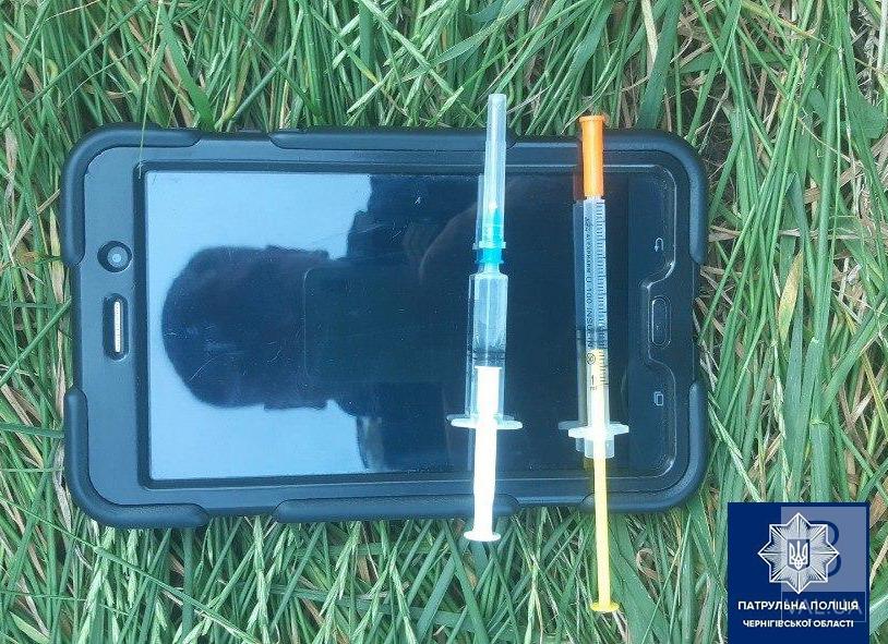Патрульні виявили у 31-річної чернігівки два шприці з ймовірно наркотичною речовиною. ФОТО
