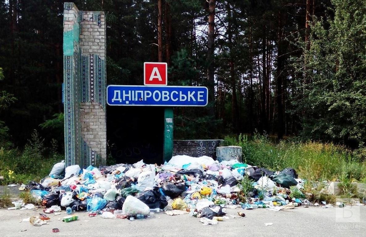 Із зупинки «Дніпровське» дорожники вивезли повний кузов сміття. ФОТО