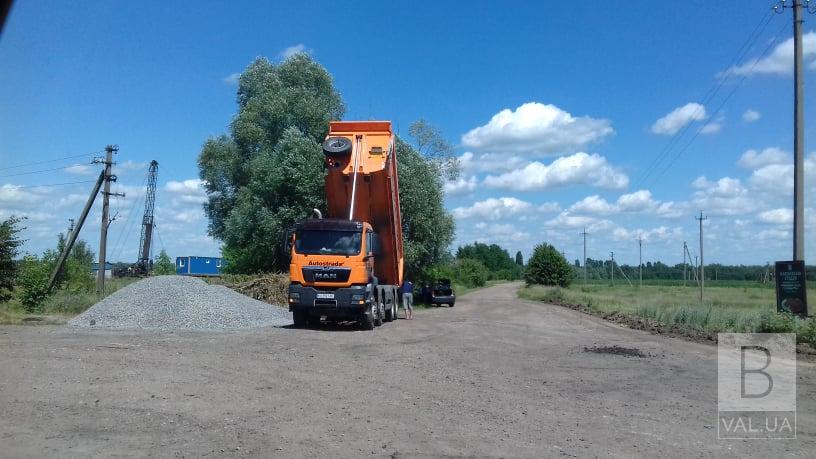 Продолжается ремонт автодороги между Нежином и Прилуками. ФОТОфакт