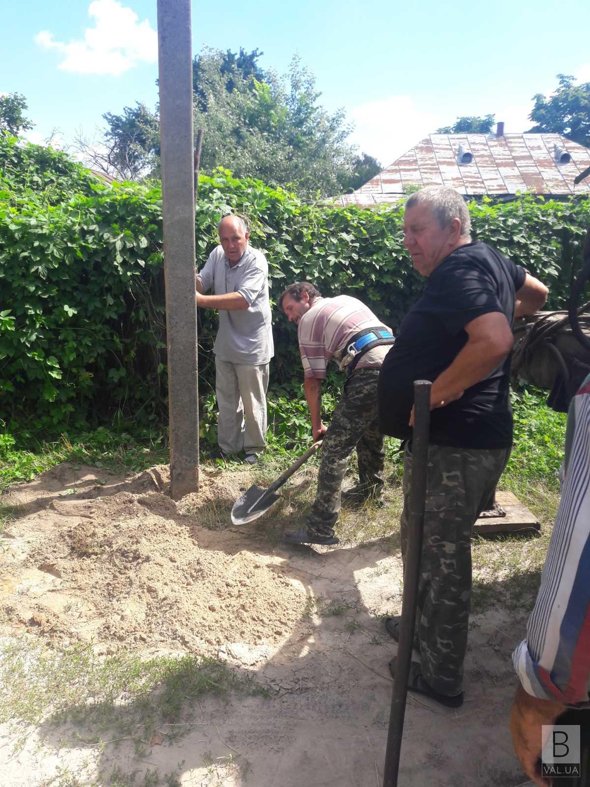 На Чернігівщині в селі, де проживають лише 30 людей, встановили надсучасні ліхтарі. ФОТО