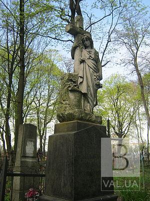 Черниговцев приглашают на бесплатную экскурсию Петропавловским кладбищем