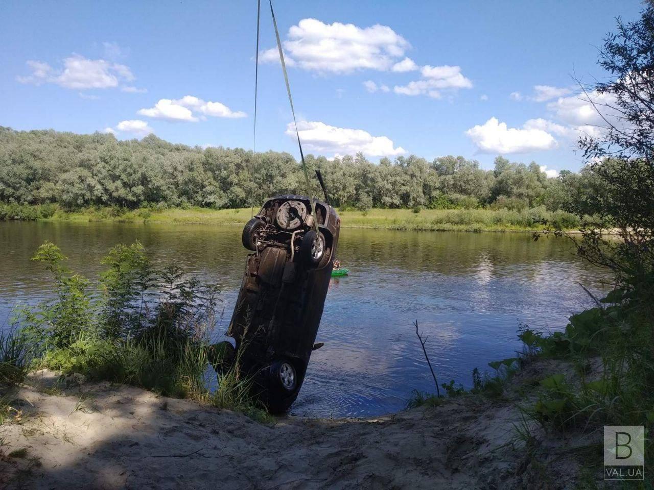 На Чернігівщині рятувальники дістали автівку, яка два дні пролежала на дні Десни