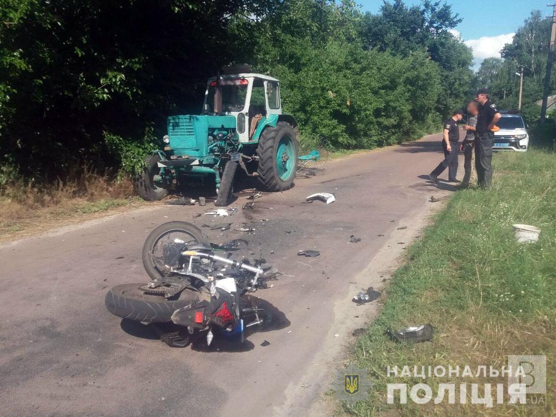 На Ичнянщине мотоциклист влетел в трактор: двое людей погибли