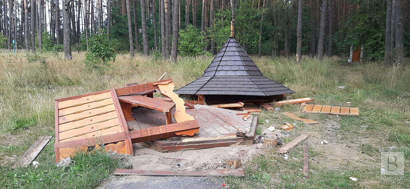 На Новгород-Сіверщині вандали розтрощили альтанку. ФОТОфакт