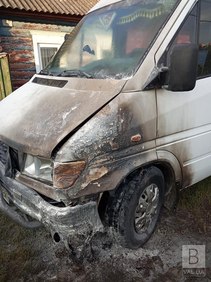 У Семенівському районі підпалили мікроавтобус. ФОТО