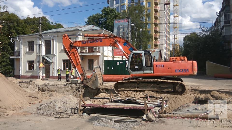 Реконструкцию водопровода на Киевской должны завершить до 15 августа. ФОТО