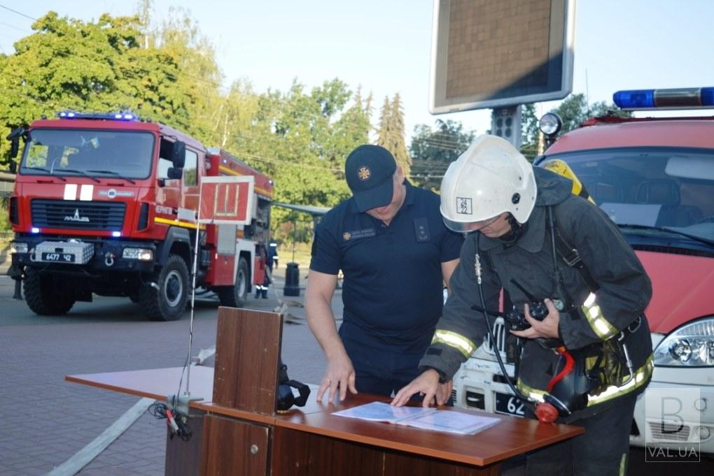 У Чернігові рятувальники гасили «умовну» пожежу в ЦУМі. ФОТО
