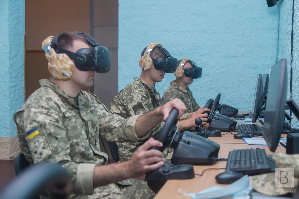 У «Десні» майбутніх командирів навчають на сучасних «віртуальних» тренажерах. ФОТО