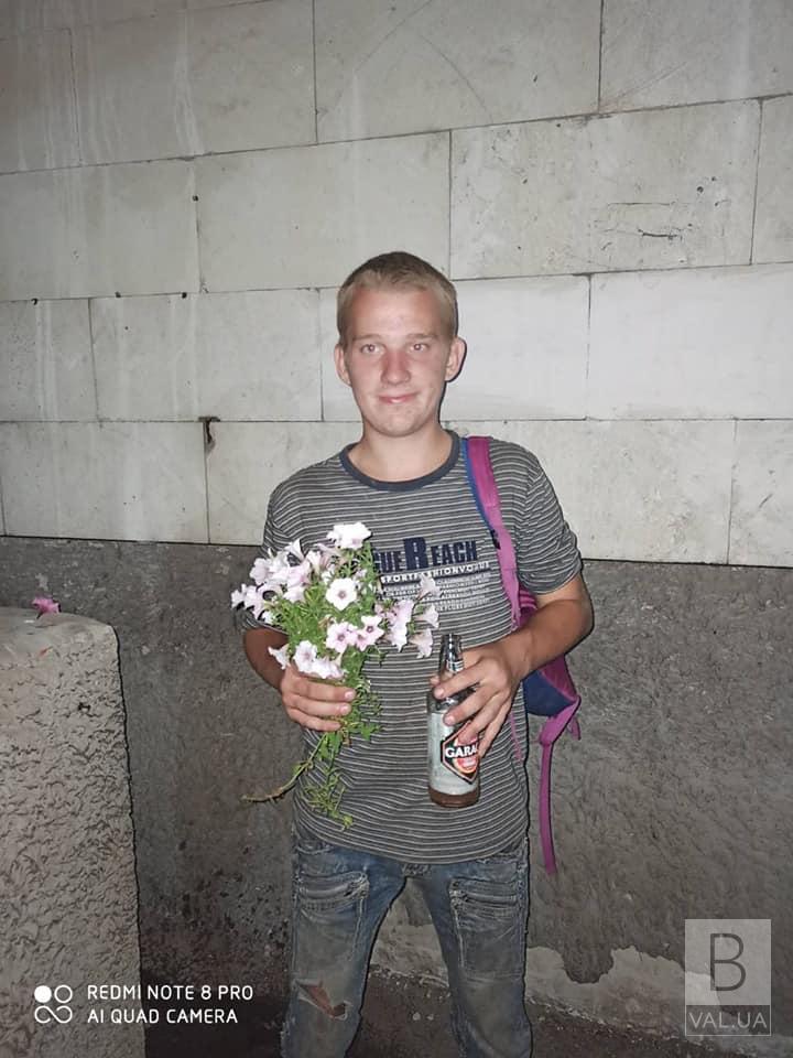 В Сновске полиция задержала местного парня, который сорвал цветы в центральном парке