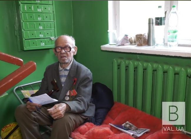 94-річного дідуся, який мешкає у під'їзді власного будинку, госпіталізували до лікарні