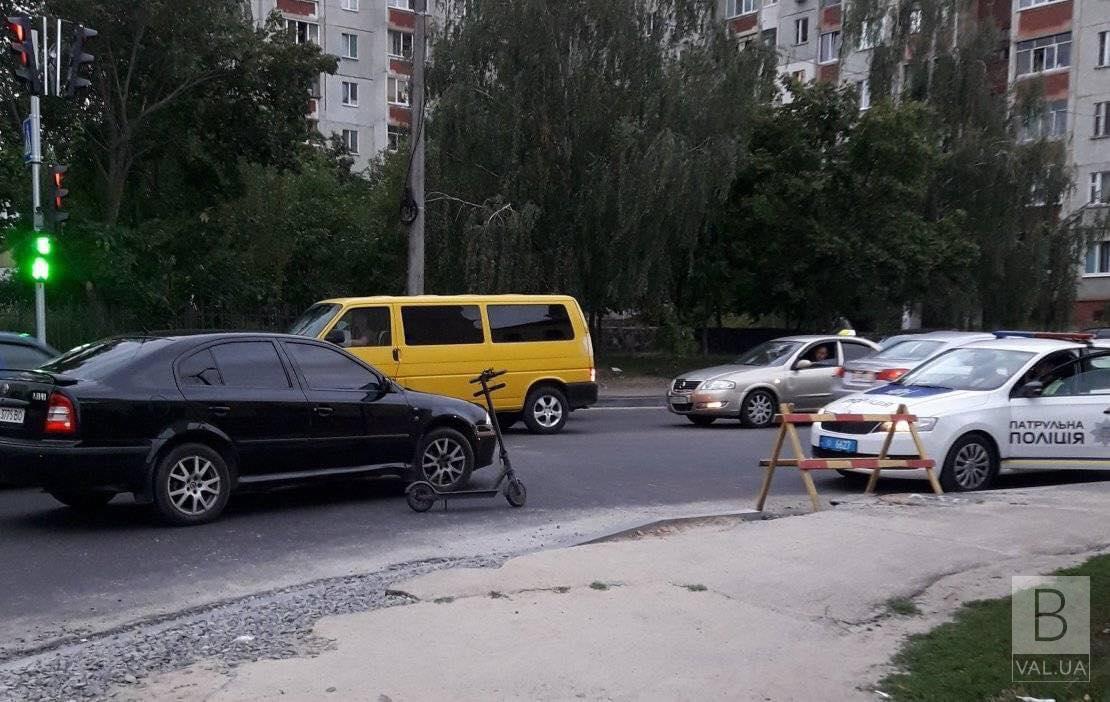 На Киевской пьяный водитель на «Шкоде» сбил парня на электросамокате
