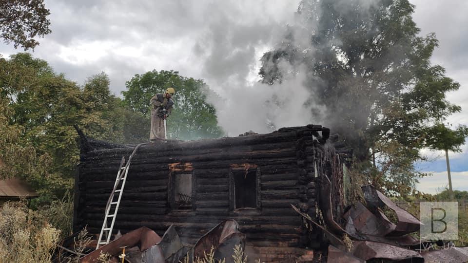 Выбрался через окно: на Корюковщине сгорел дом, где жили двое мужчин. ФОТО