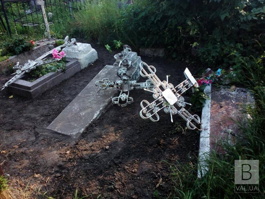 Невідомі у Ніжині на кладовищі познущалися над могилами. ФОТОфакт