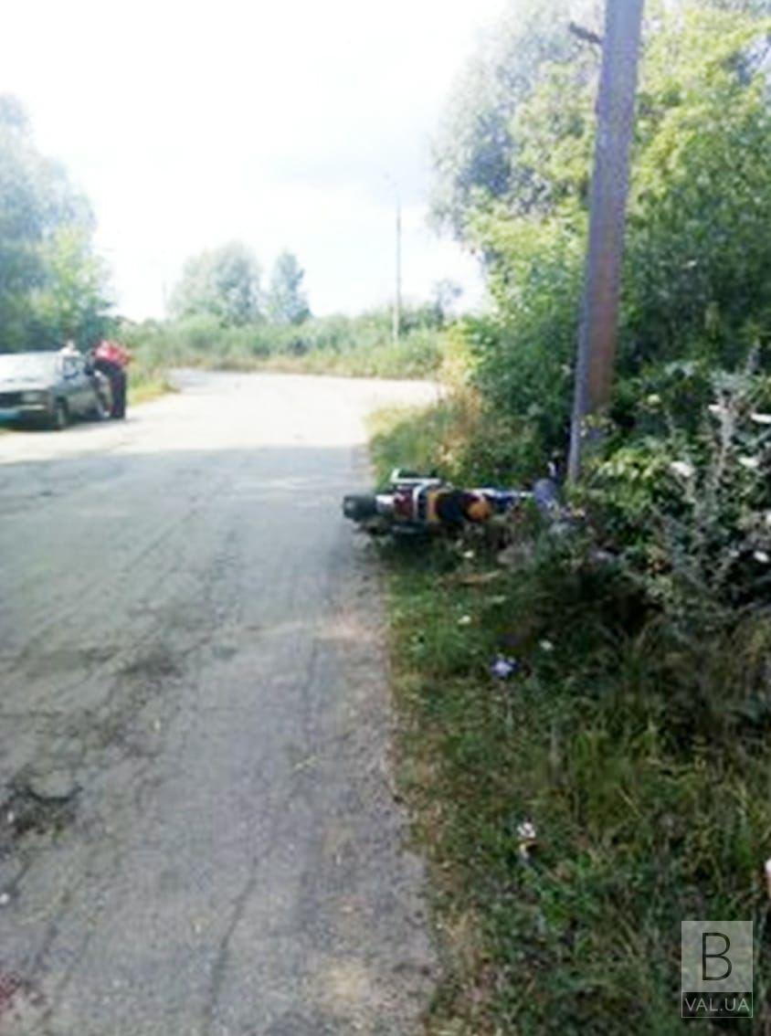 У Коропському районі мопед врізався в електроопору: водій загинув на місці