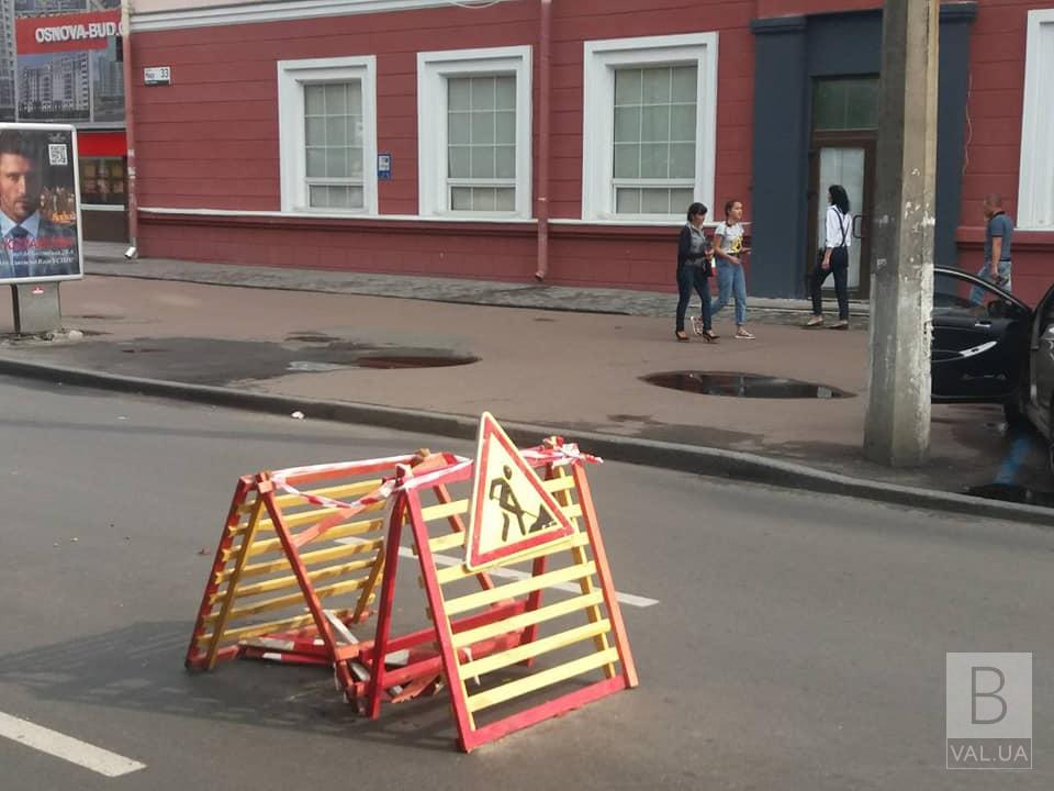 Залишки старої будівлі: у водоканалі назвали причину провалу дороги у центрі Чернігова. ФОТО