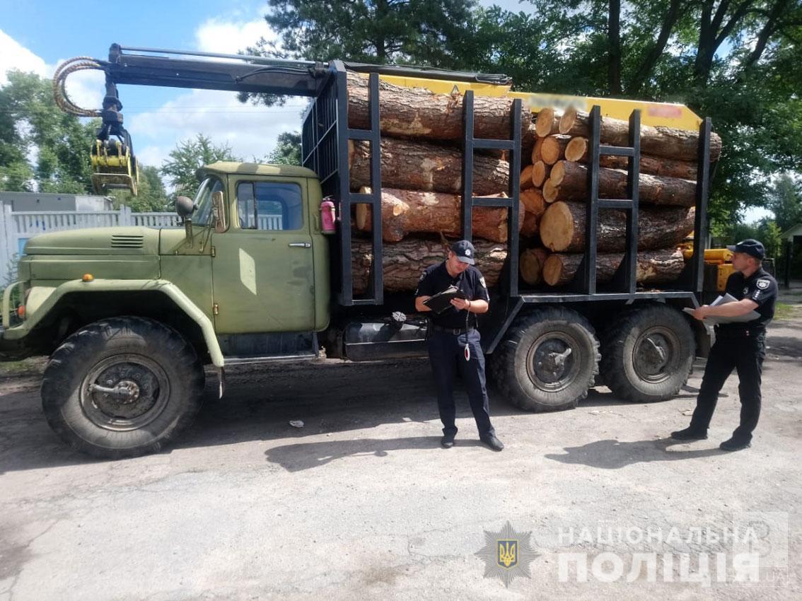 У Сновську затримали вантажівку з незаконним лісом