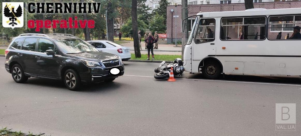 У Чернігові в ДТП біля Центрального парку постраждав мотоцикліст. ФОТО