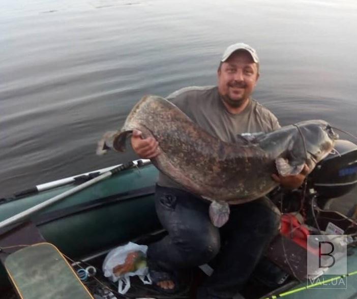 Рибалка з Чернігівщини спіймав сома величиною з людину. ФОТОфакт