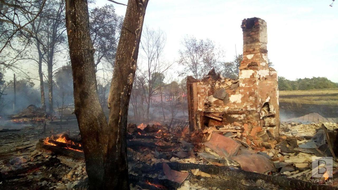 Через загоряння сухої трави у Семенівському районі згоріли сім будинків. ФОТО